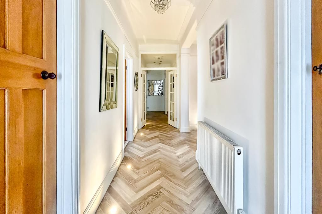 Property photo 2 of 39 Entrance Hall