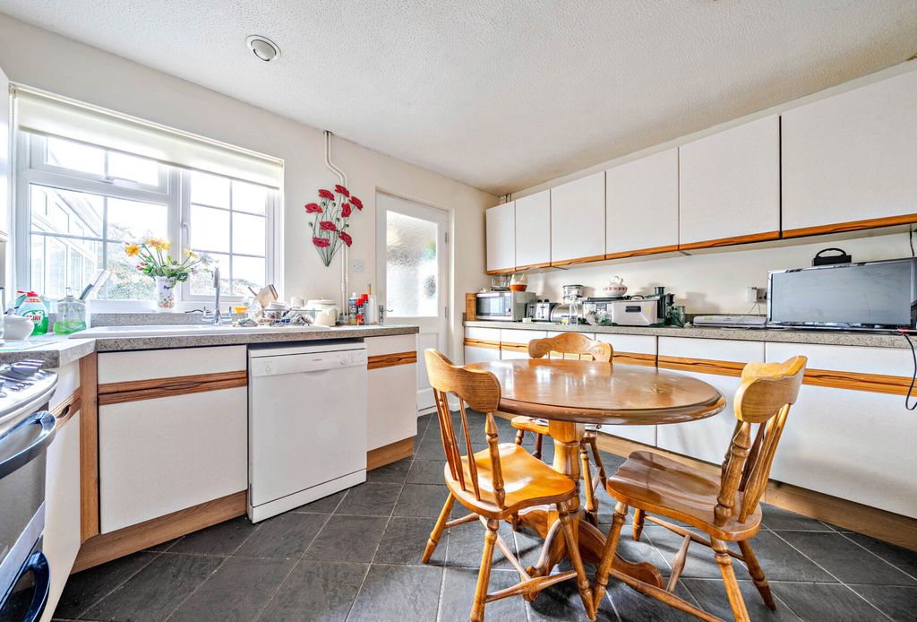 Property photo 3 of 9 1377295-8-690Dfa2...