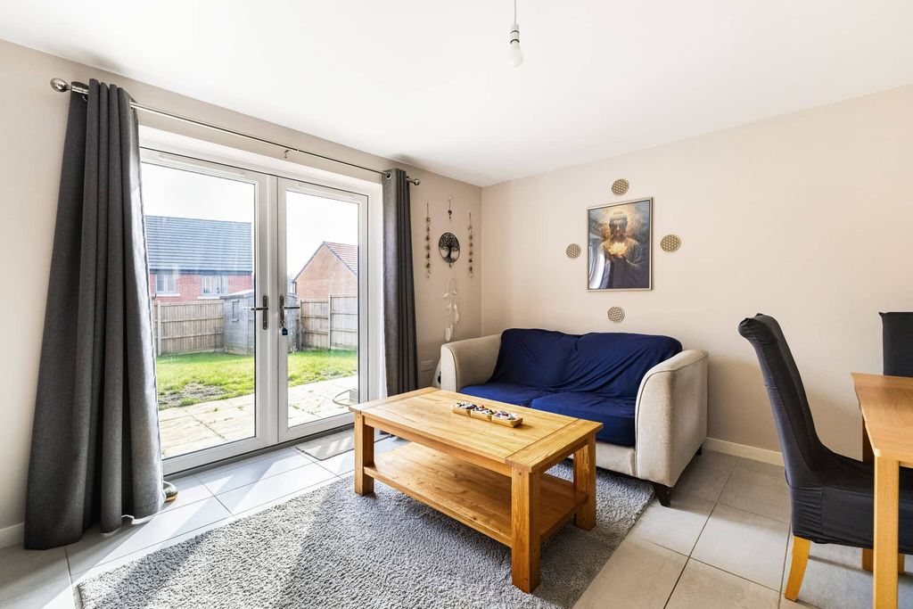 Property photo 2 of 21 26 Carnelian Avenue - Image 2