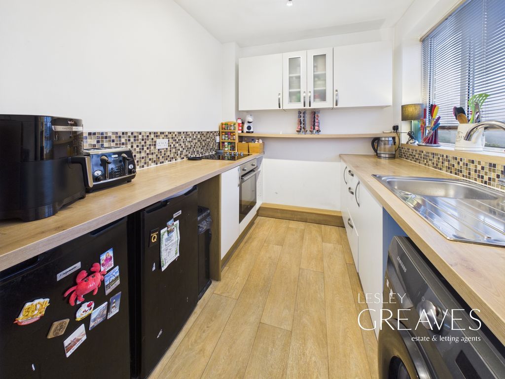 Property photo 3 of 13 Kitchen