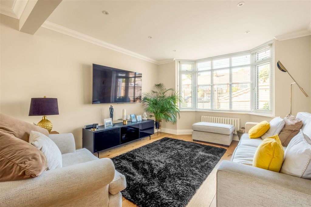 Property photo 2 of 37 1 Windlesham Close-5.Jpg