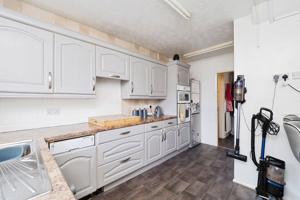 Property photo 3 of 15 Fitted Kitchen