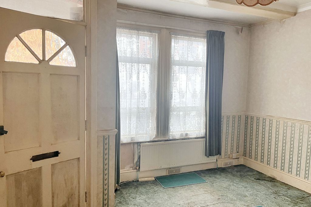 Property photo 2 of 6 15 Ingatestone Road, South Norwood, London, Se25 4LG