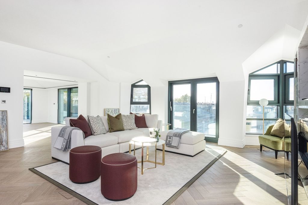 Property photo 1 of 18 Reception/Living Are