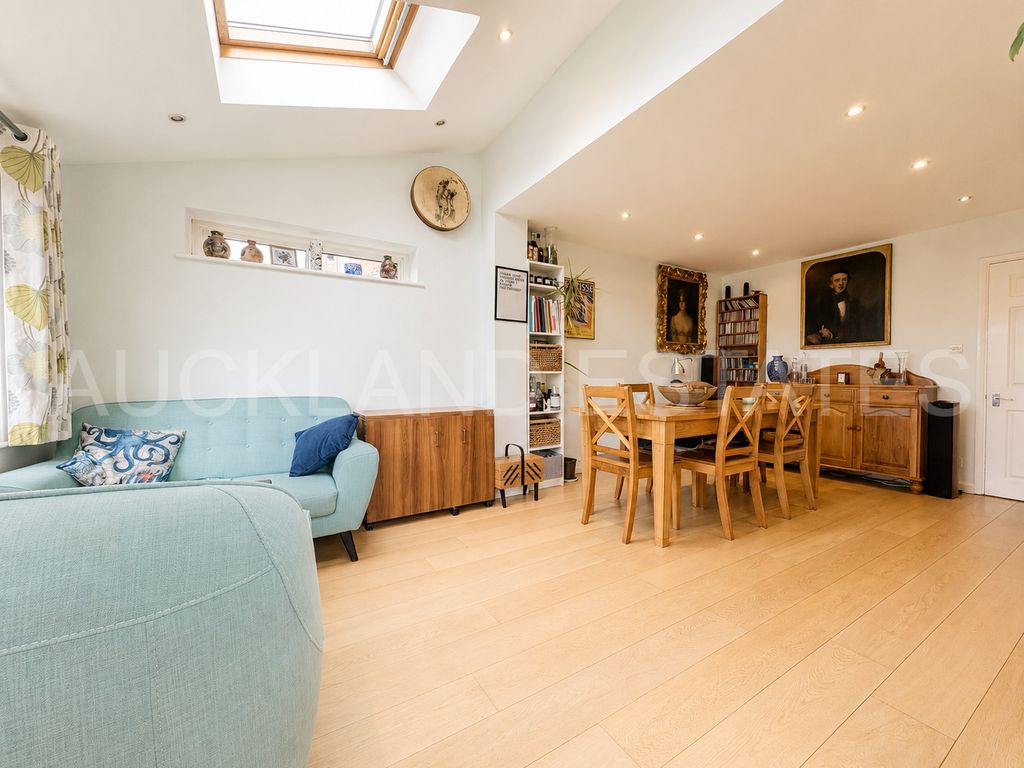 Property photo 3 of 23 Image00009