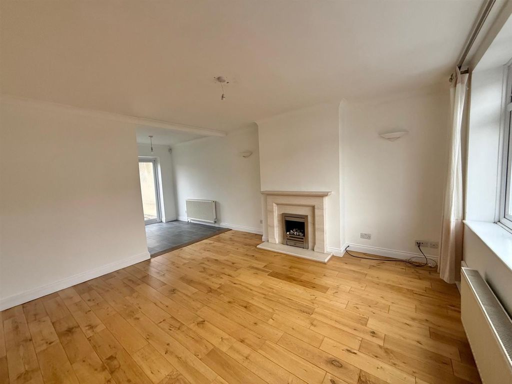 Property photo 3 of 10 Lounge.Jpg