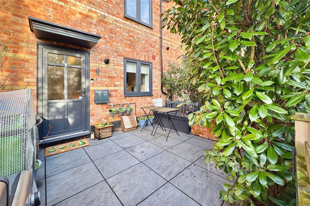 Property photo 2 of 15 Entrance