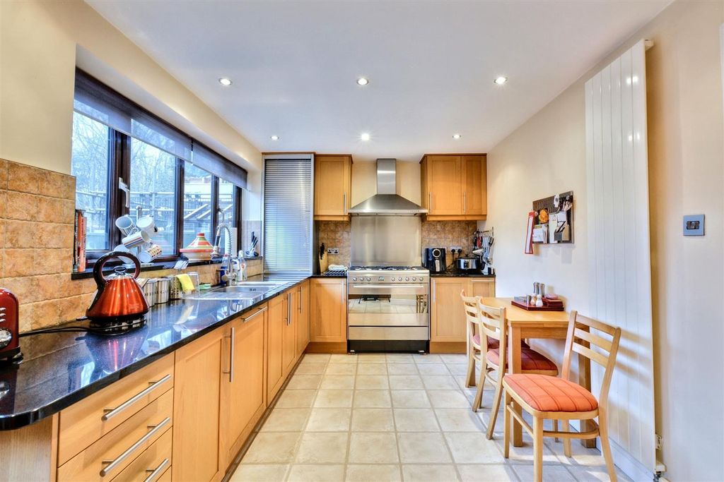 Property photo 3 of 28 Breakfast Kitchen