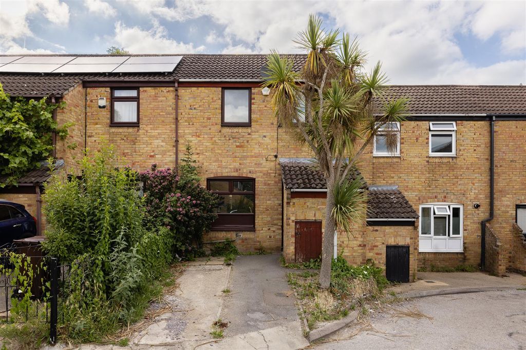 Property photo 1 of 20 Linnett Close, E4