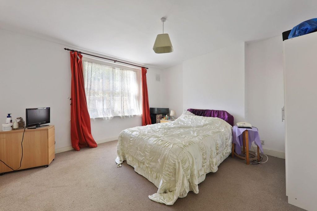 Property photo 3 of 15 01-38B9Jhpropworld - 20A Peak Hill Avenue - 3 (1)-