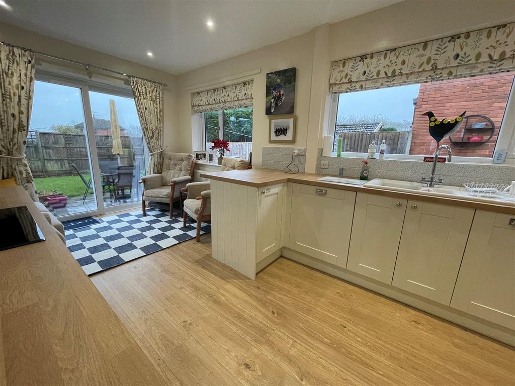 Property photo 3 of 29 Kitchen 3.Jpg