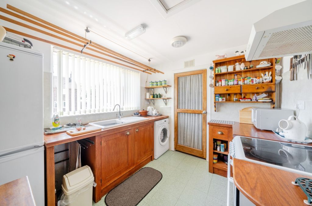 Property photo 3 of 21 10-6821F88A0Cdc6-1290534-Arw-10