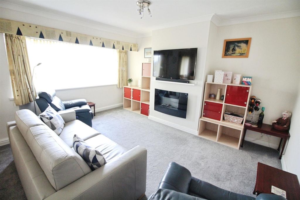 Property photo 2 of 14 Lounge