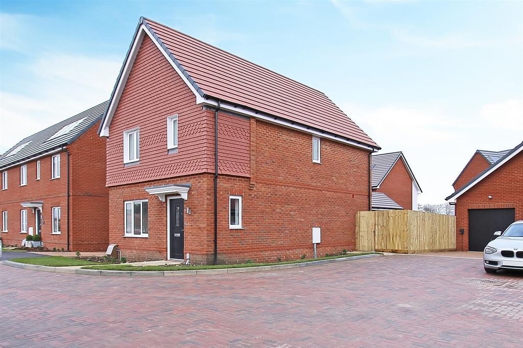 Property photo 1 of 23 11 Lawrence Close (5).Jpg