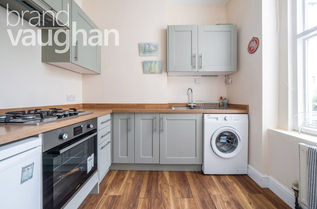 Property photo 2 of 7 Kitchen