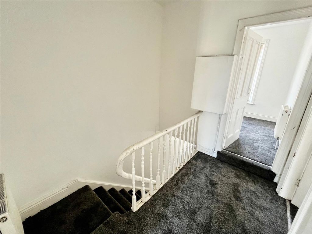 Property photo 3 of 7 Landing