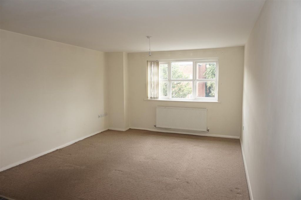 Property photo 3 of 7 Living