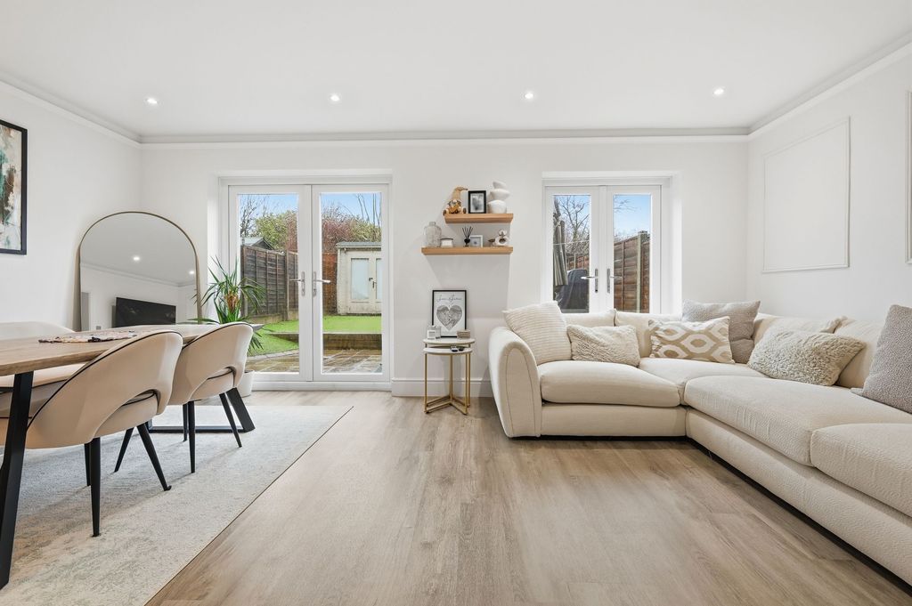 Property photo 3 of 13 Lounge/Diner