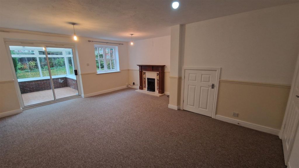 Property photo 2 of 9 Lounge