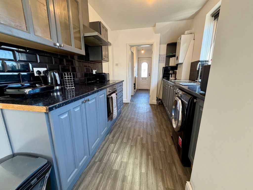 Property photo 3 of 12 Kitchen
