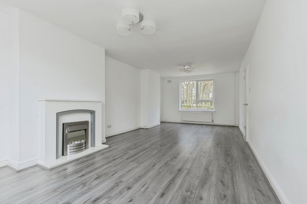 Property photo 2 of 17 Lounge