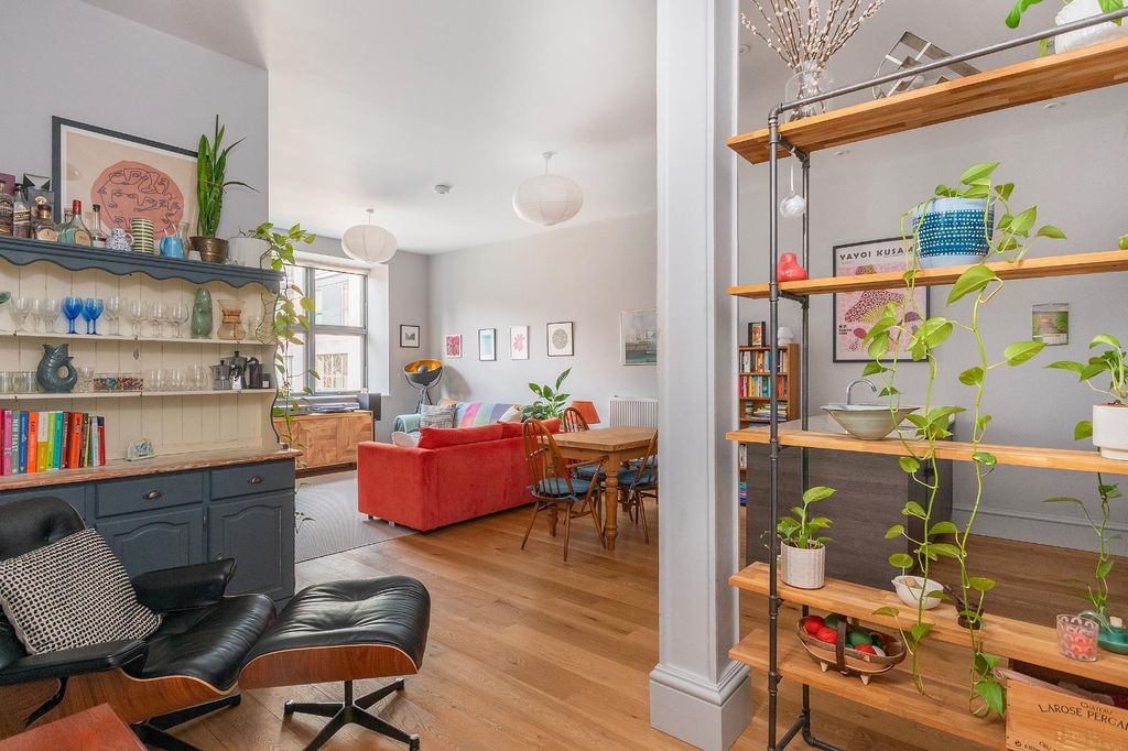 Property photo 3 of 36 1C1Hbr - Reception G.Jpg
