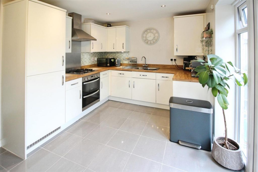 Property photo 2 of 21 Dining Kitchen