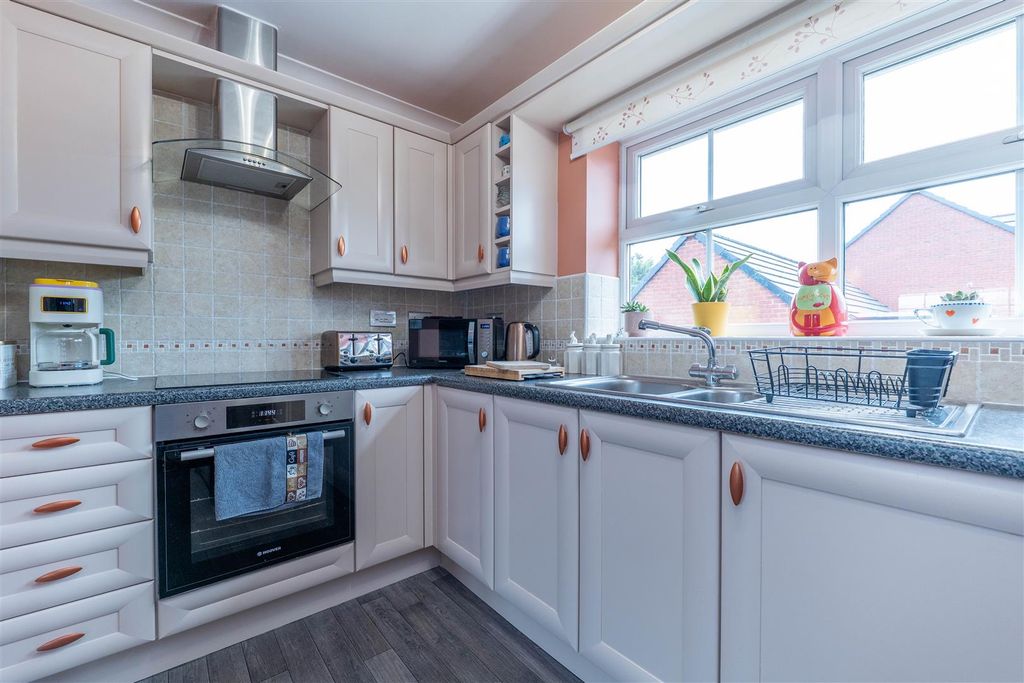 Property photo 3 of 18 Kitchen