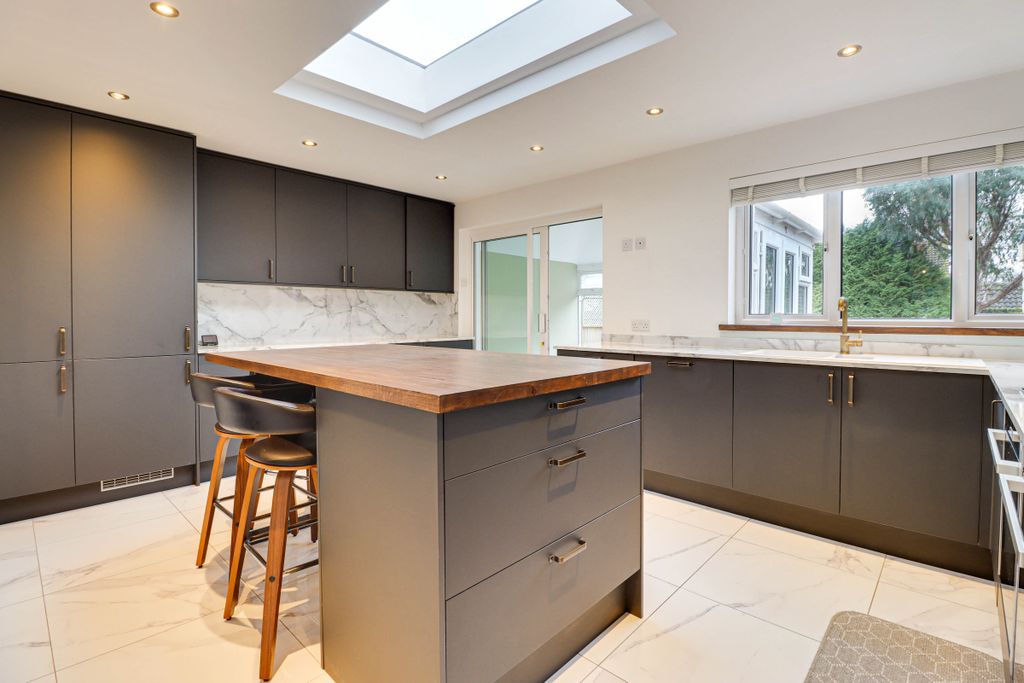 Property photo 3 of 17 Kitchen