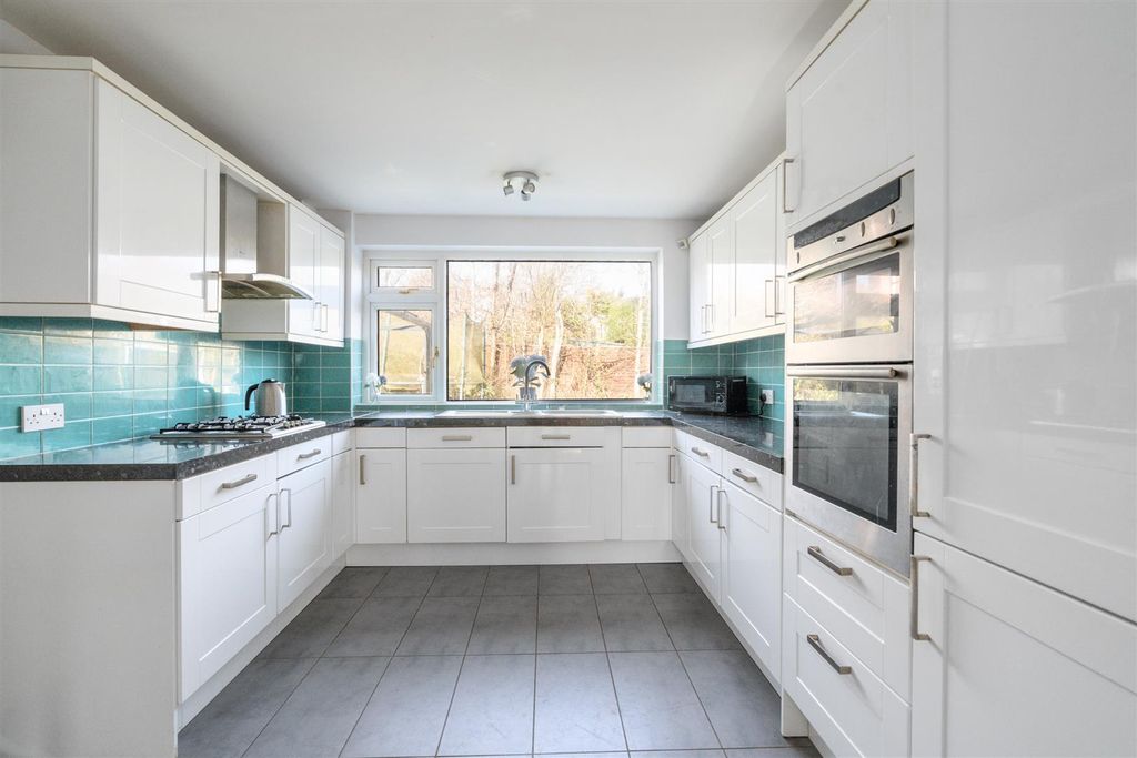 Property photo 2 of 14 11 Hallcroft Way_5.Jpg
