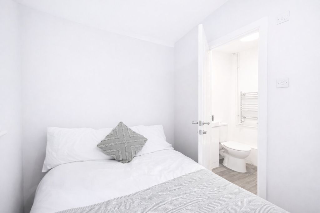 Additional image 6 of 8 bed shared accommodation to rentAuckland Drive, Brighton BN2