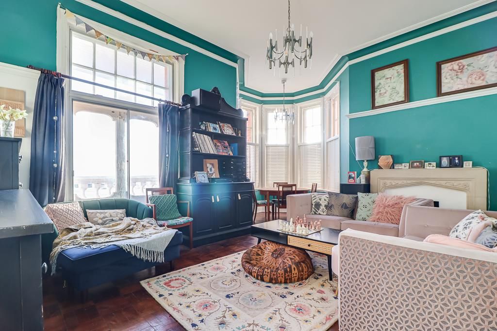 Property photo 3 of 29 Lounge