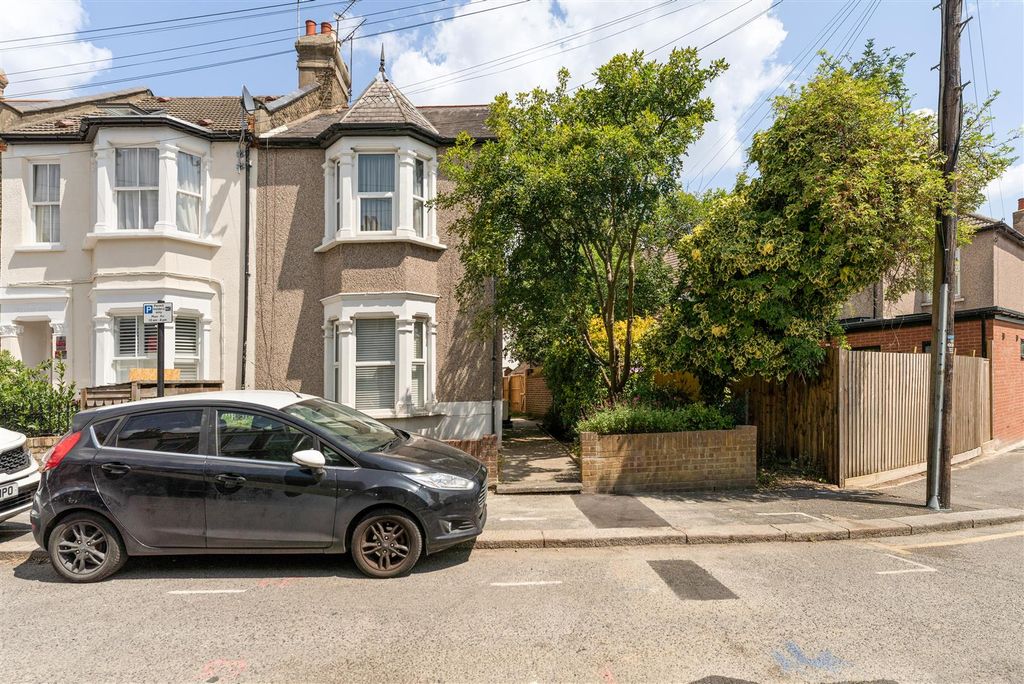 Property photo 1 of 21 Connaught Road, E4