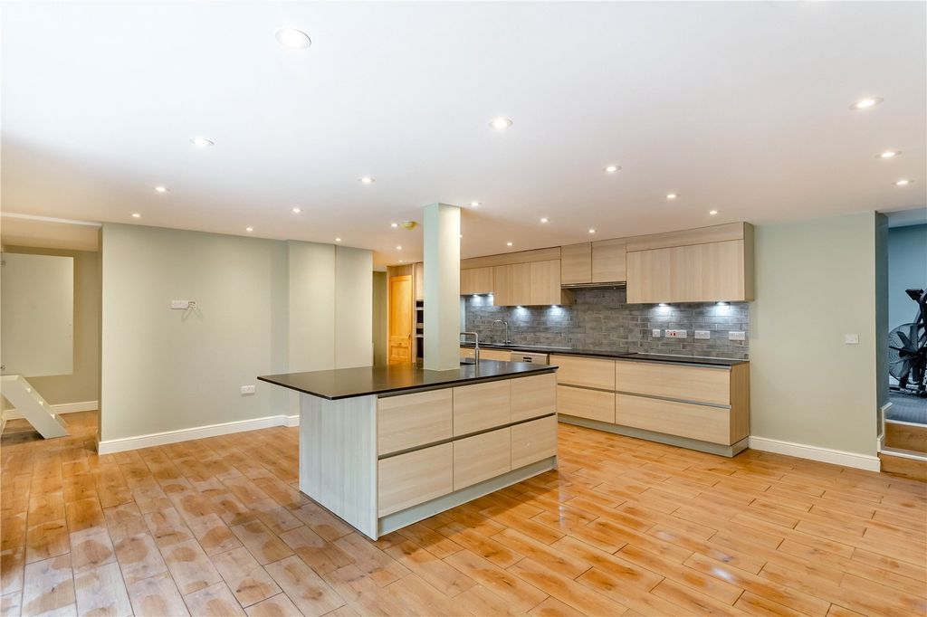 Property photo 3 of 10 Kitchen Dining