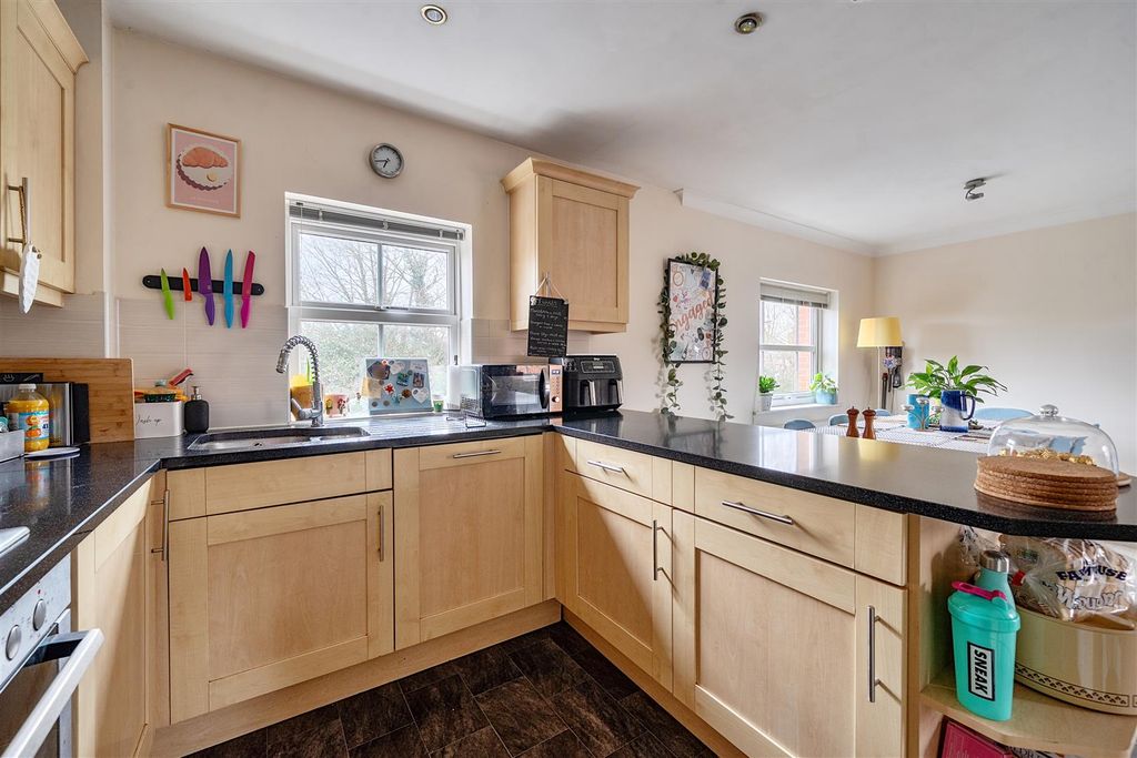 Property photo 3 of 13 1396543-12-695Fdce5036d7.Jpg