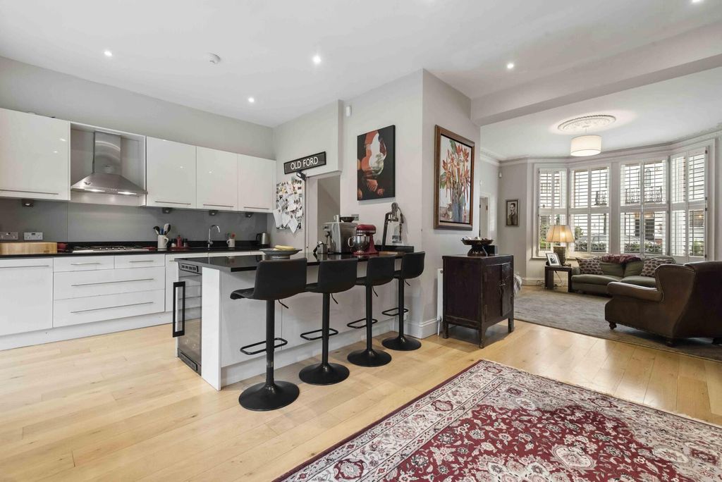 Property photo 2 of 18 Kitchen/Dining Room