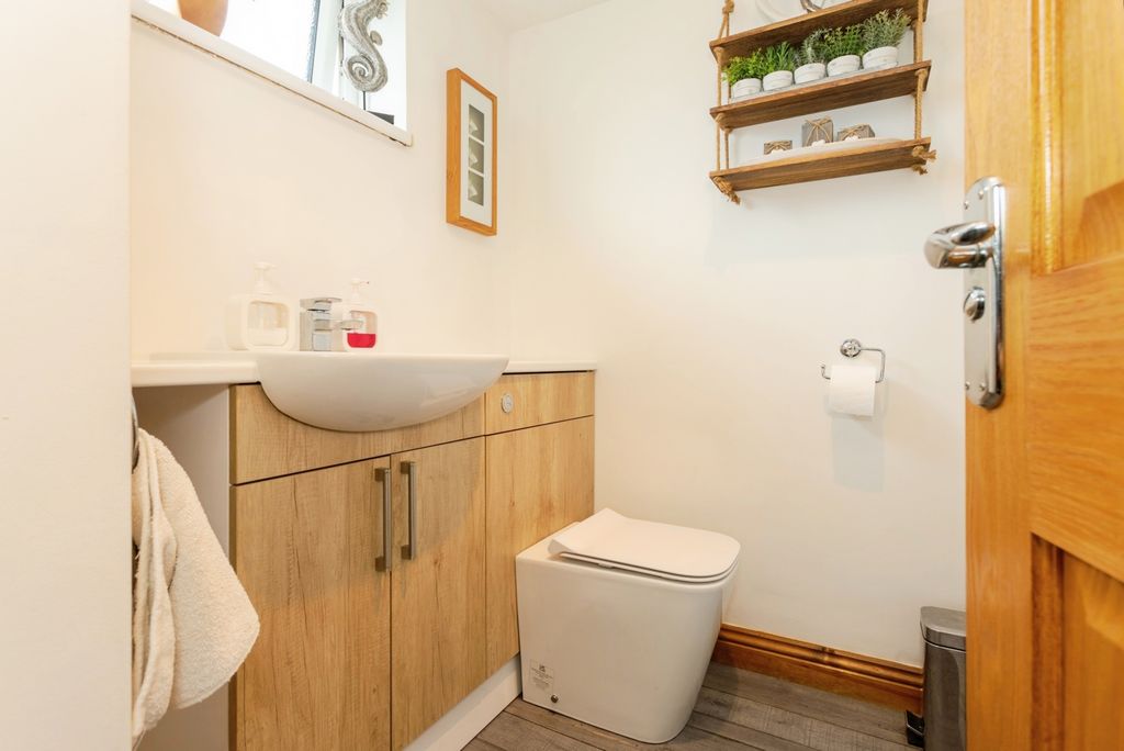 Property photo 3 of 21 WC