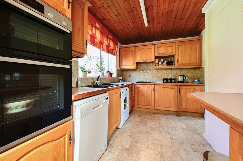 Property photo 3 of 9 57 Parkhill Rd (10)