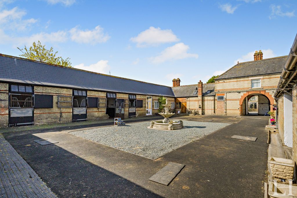 Property photo 3 of 29 8646487-Exteriorwm12v2-800