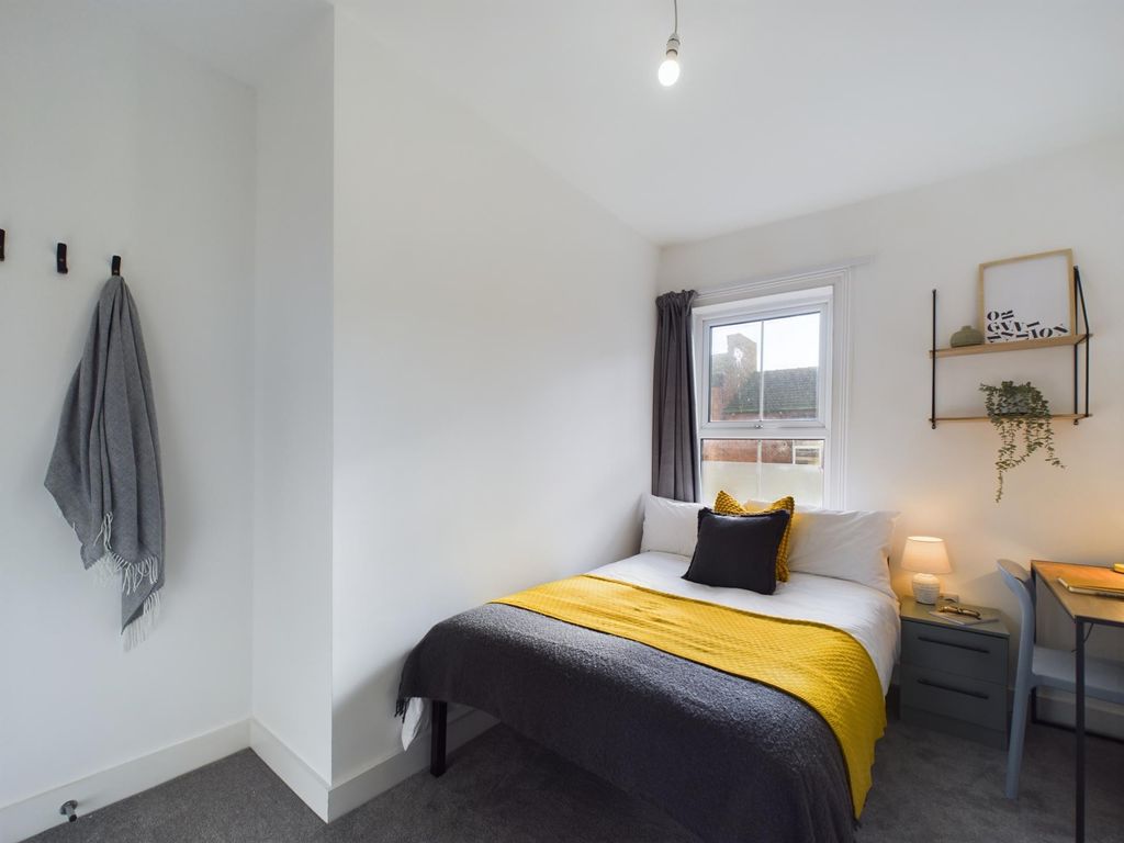 Property photo 1 of 9 A Bright And Welcoming Bedroom Featuring A Comfort...