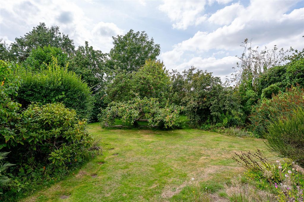 Property photo 2 of 18 Garden