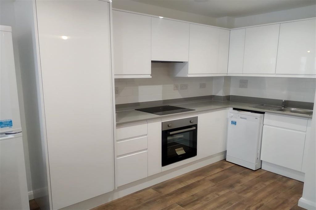 2 bed flat to rentLyons Way SL2 photo 4
