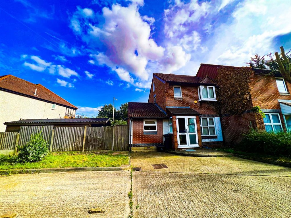 Property photo 1 of 15 Hookstone Way Ig8