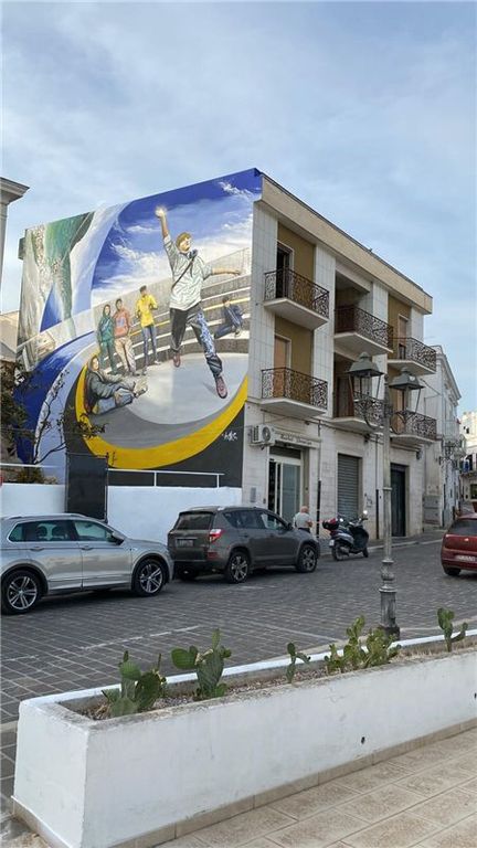 Property photo 3 of 23 Side With Recent Mural Painting
