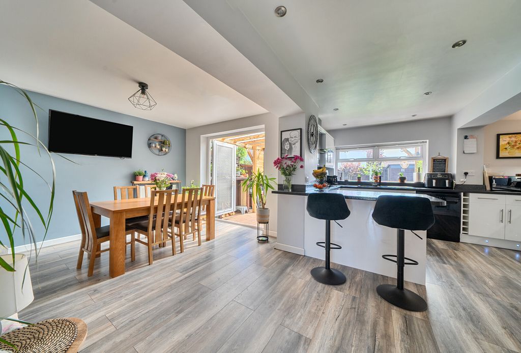 Property photo 3 of 22 1452399-7-69F204c...