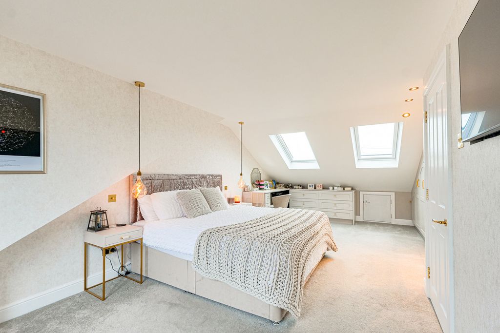 Property photo 2 of 39