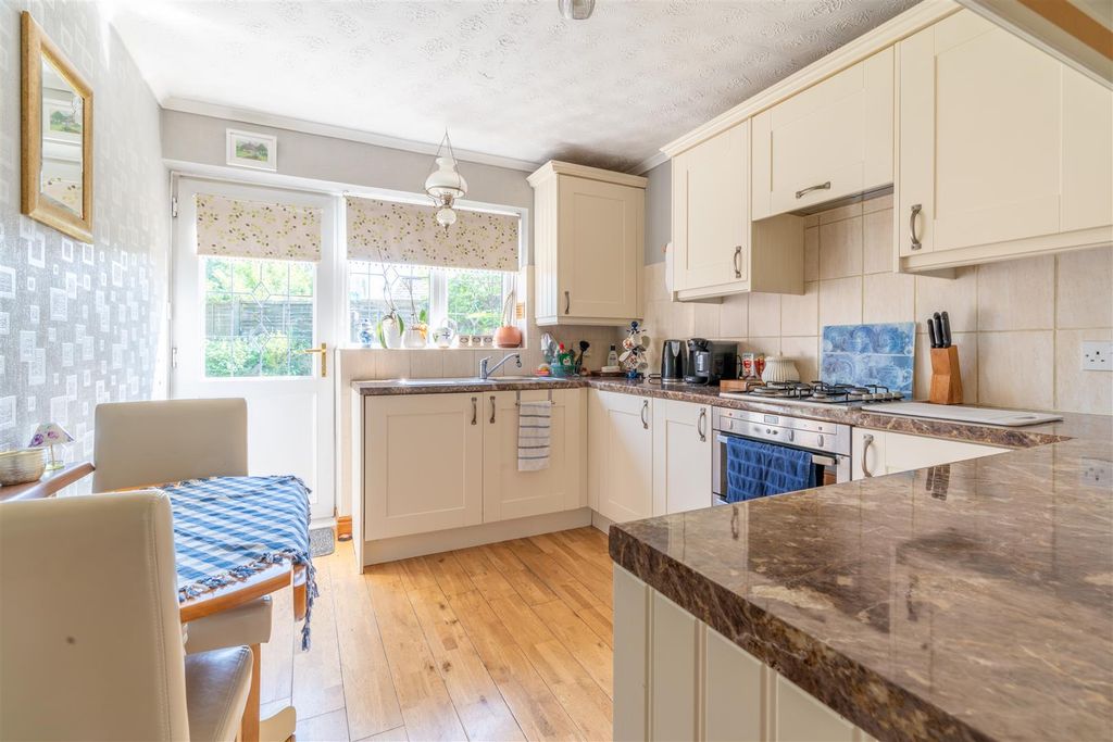 Property photo 3 of 25 Kitchen/Breakfast Room