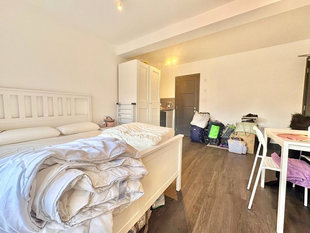 Property photo 3 of 6 Bedroom