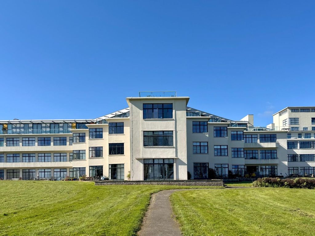 Property photo 1 of 10 Headlands