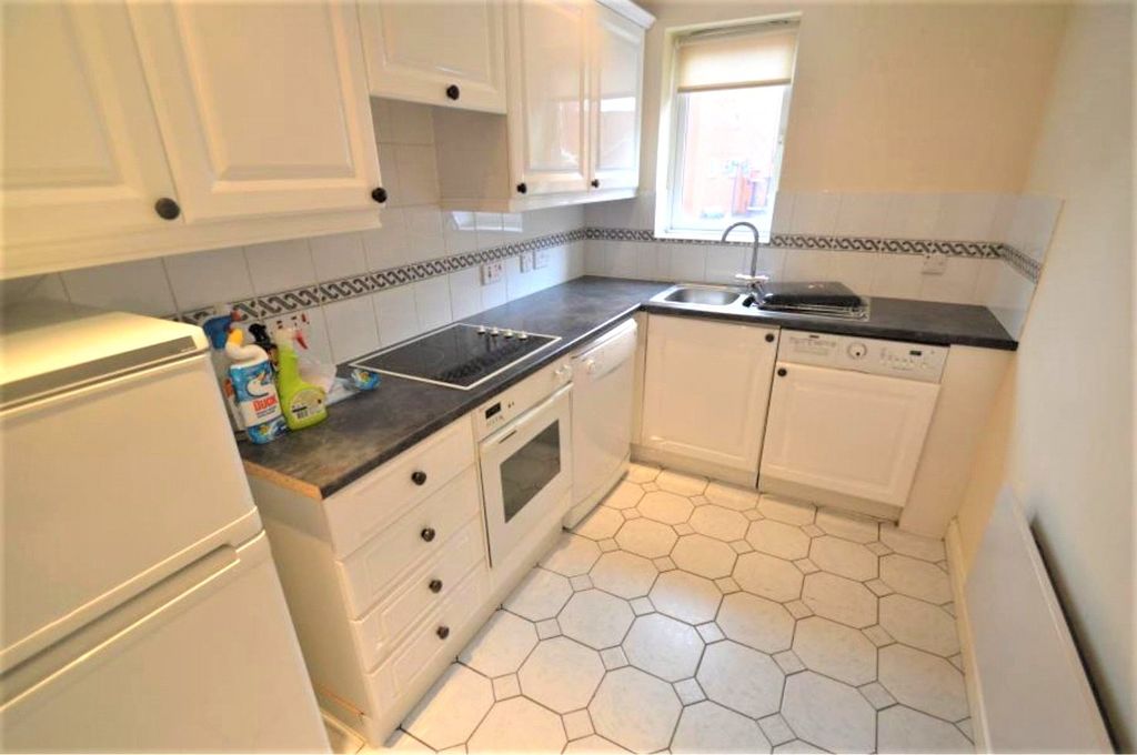 Property photo 3 of 10 Kitchen